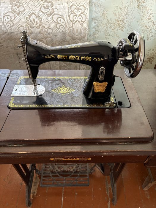 Швейная ножная машинка