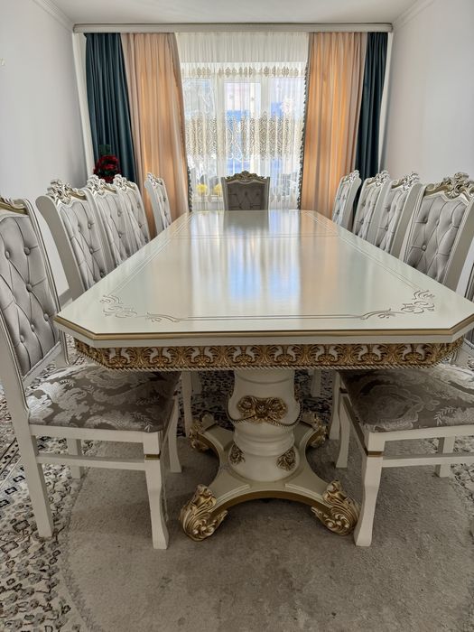 Стол 4 метр, орындыктар 12 шт сатылады. Жағдайы жақсы, чехол подаркке