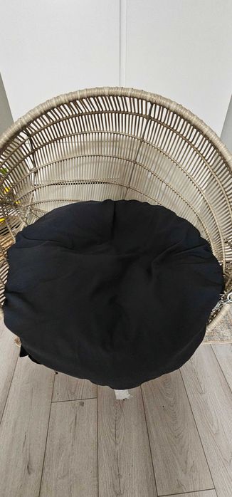 Fotoliu suspendat din ratan cu perna