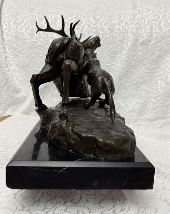 Охота-бронзовая статуя