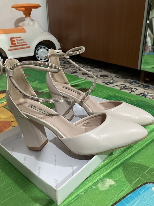 женский туфли.