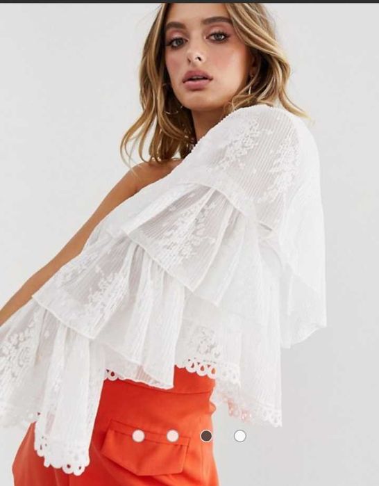 Asos Нов романтичен топ от различни пластове бяла дантела с едно рамо