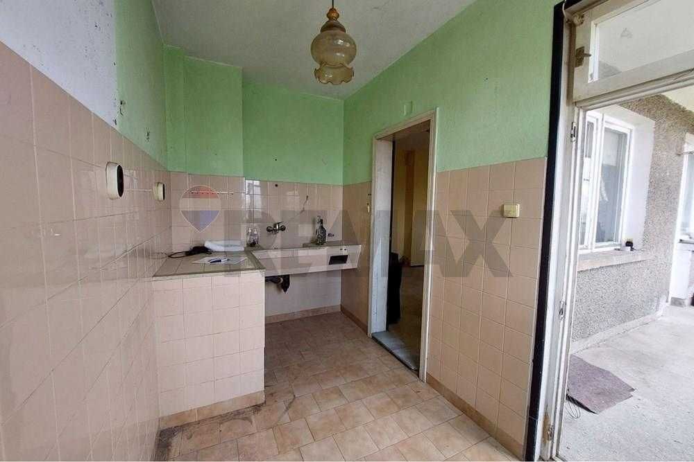 Тристаен апартамент с отделна кухня и гараж за продажба, гр. Добрич