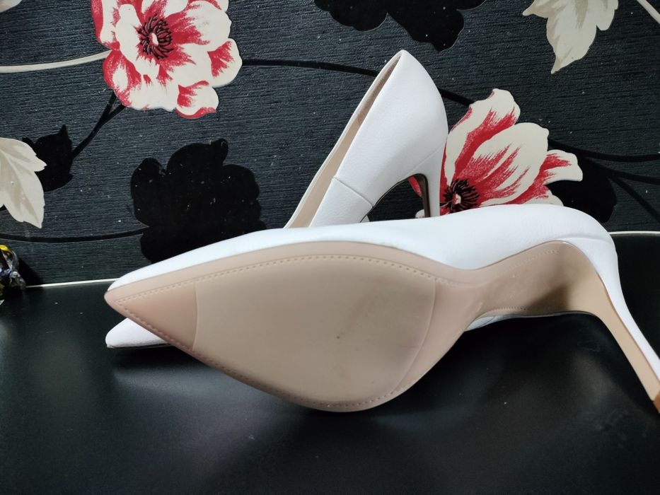 Pantofi albi Stiletto