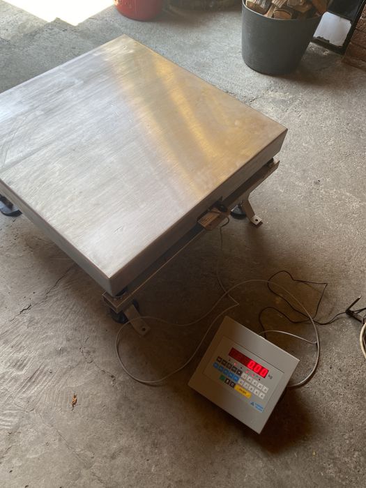 Motor electric cu reductor și cântar electronic