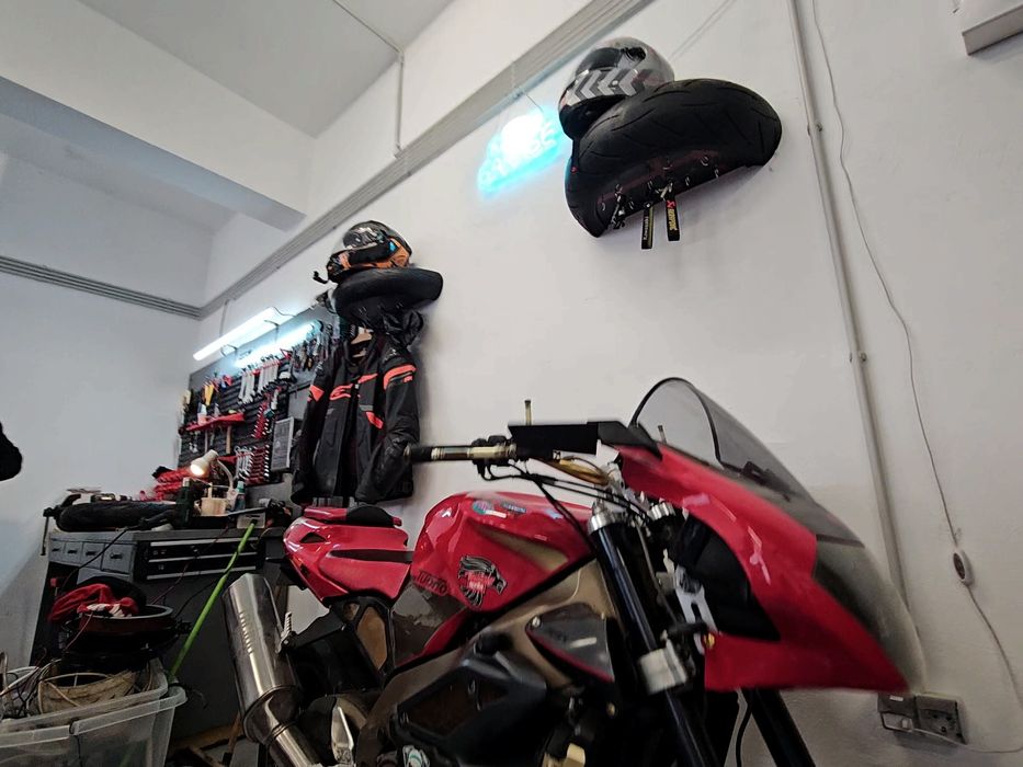 Уникална Мото Стойка / Органайзер от Реална Мото Гума – Ръчна Израб