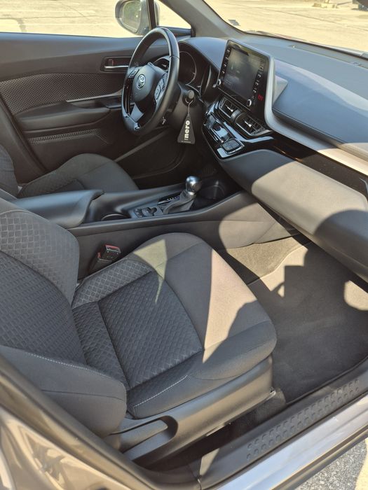 Продавам Toyota CH-R в гаранция