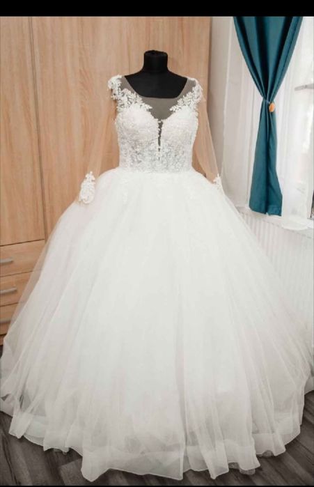 Vand rochie mireasa !