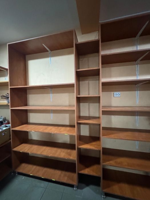 Vitrina si rafturi de amenajat magazin