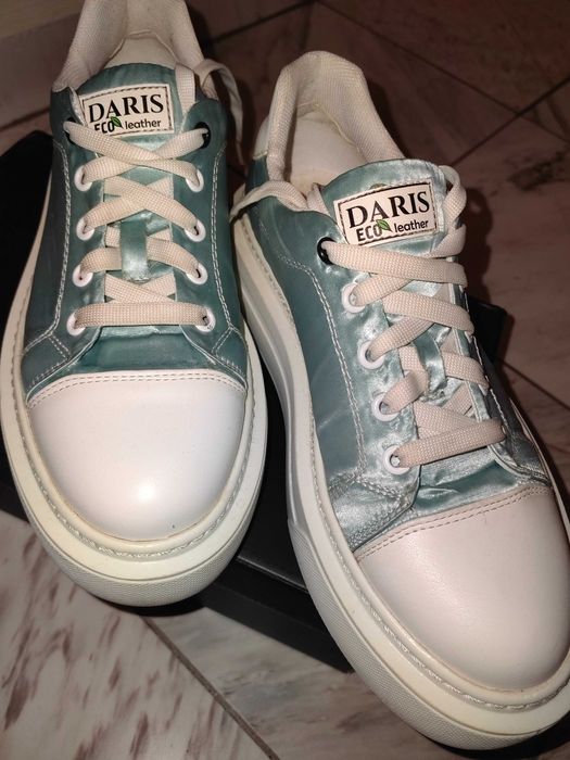 бели кожени сникърси