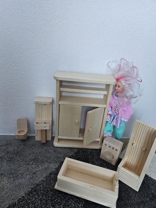 Mobila din lemn pentru păpușa