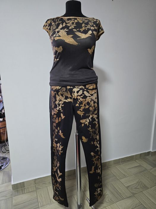 Pantaloni cu imprimeu auriu si piele naturala vegana;