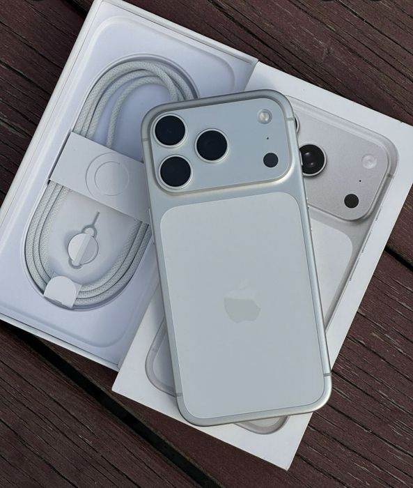 iPhone 17 Pro (внутри оригинальный iphone Xr).