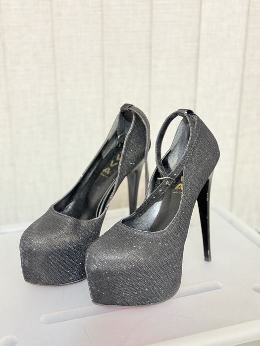 Ефектни обувки на висок ток и чанта