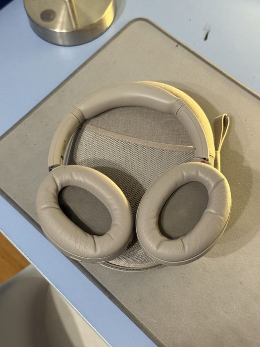 Sony WH-1000XM4 серого цвета