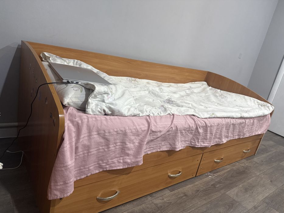 Продам кровать их 2 оденаковых с матрасом вместе