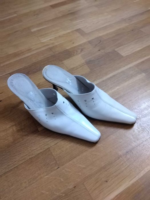 Затворени чехли на ток