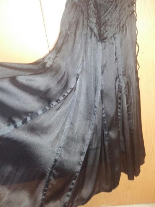 Черна стенен рокля