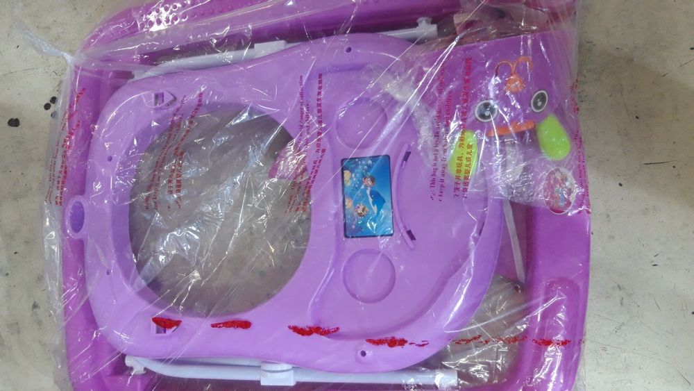 Premergator cu roti de plastic. Diverse culori.