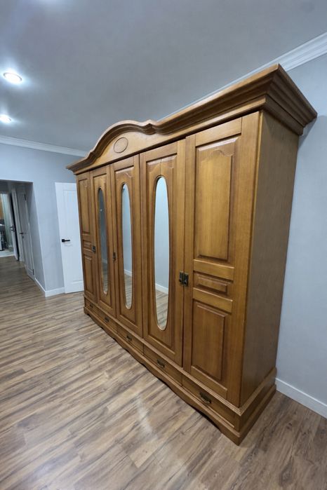 Продам деревянный спальный гарнитур в классическом стиле