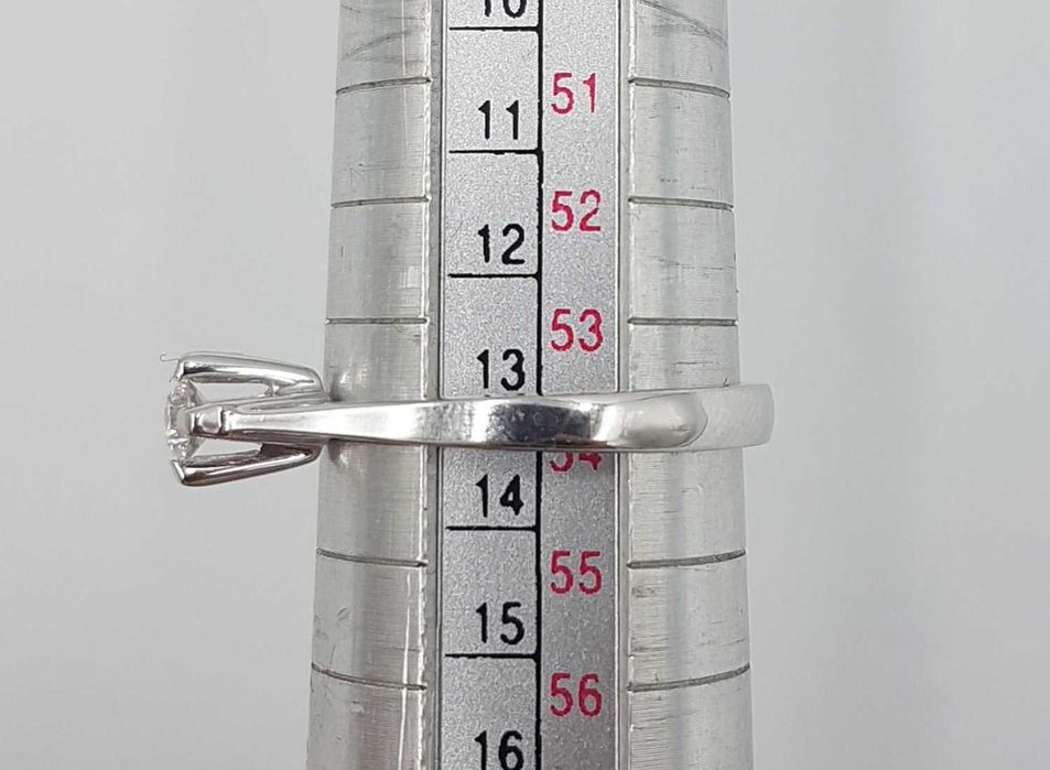 Superb inel solitaire/de logodna din aur alb 18 k si diamant natural