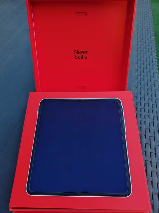 Продавам OnePlus Open