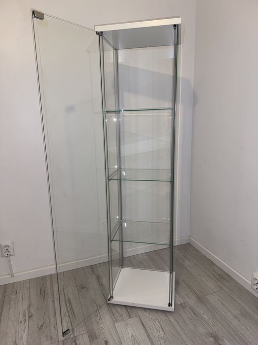 Vitrină elegantă din sticlă