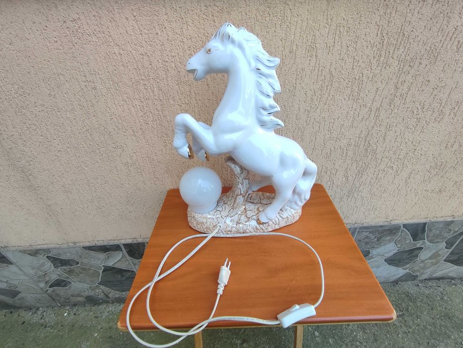 Lampa cal de portelan