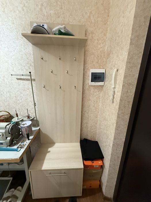 Шкаф для прихожии с крючками