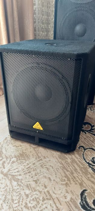 Активный сабвуфер Behringer