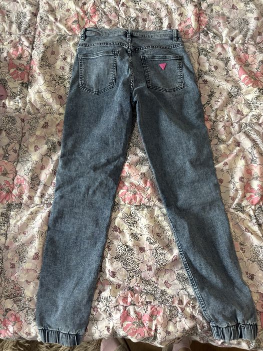 Дънки на марката Guess