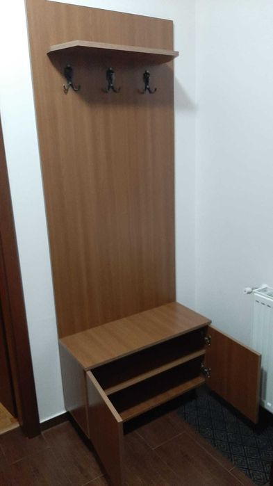 Cuier pentru hol plus trei scaune