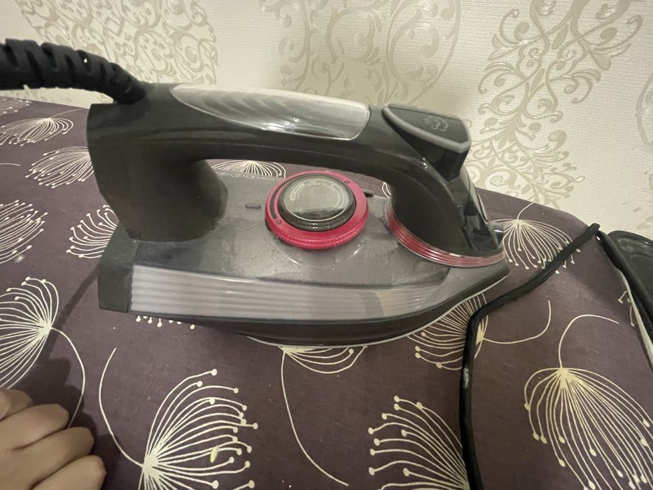 Гладильная доска и утюг