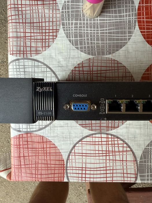 Switch-uri gigabite zyxel es-2108 si zyxel gs2210