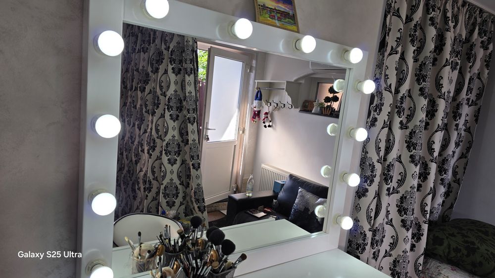 Masa make up cu lumina puternica