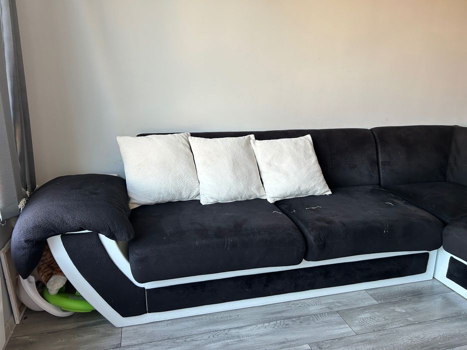 Диван в черно и бяло