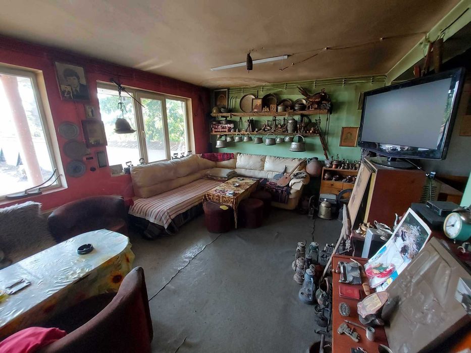 Промишлен имот ведно с апартамент, гр. Омуртаг