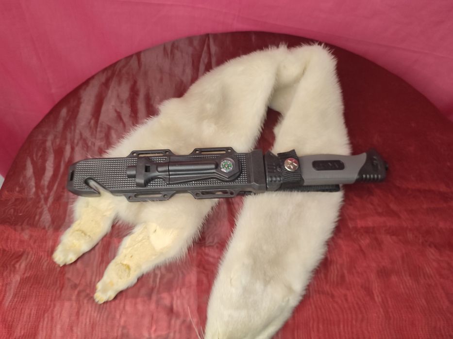 Cuțit tactic de supraviețuire