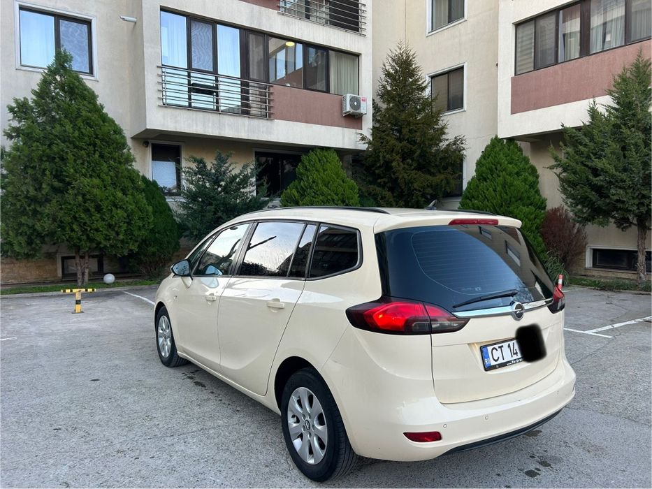 vând Opel Zafira