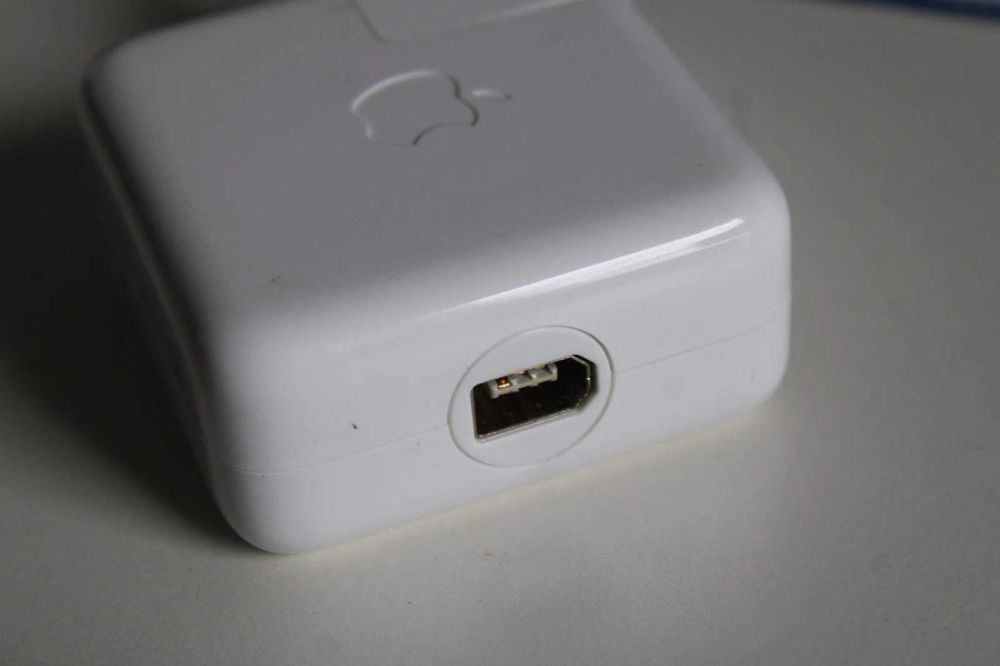 Apple A1003 Оригинално Зарядно за iPod FireWire Адаптер Перфектно Състояние Без Кабел