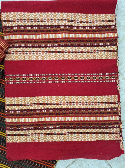 Вълнени , ръчно изработени тъкани с родопски мотиви