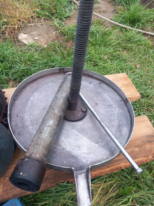 Butoaie pentru vin si storcator de struguri