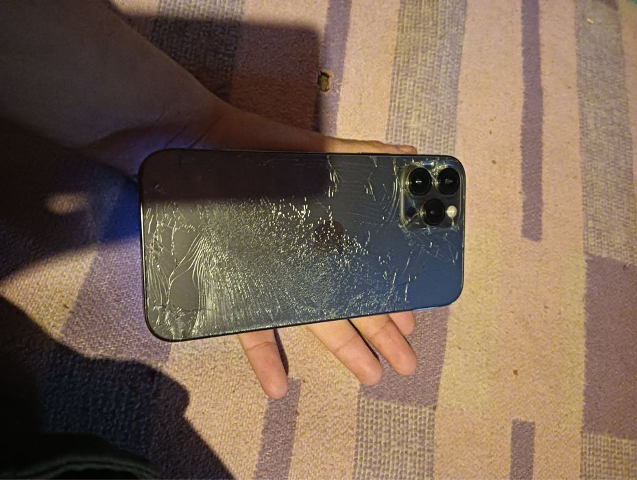 Vand iphone 12 pro max sau il schimb defecte se vede in poza