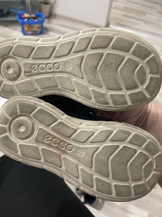 Много запазени обивки и боти на Ecco