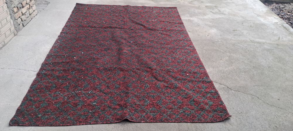 Срочно продаётся ковёр 2 штк цена 400 тысяч сум размер 2×3 в хорошем с