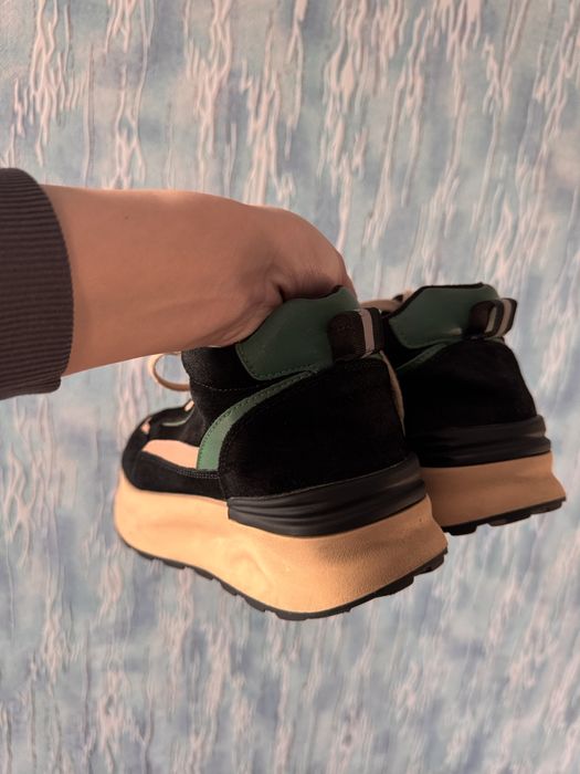 Продам женские кроссовки