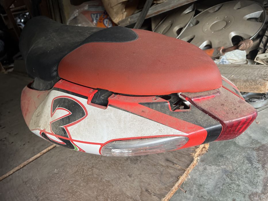 Продавам седалка с две странични пластмаси и стоп от Априлиа Ср