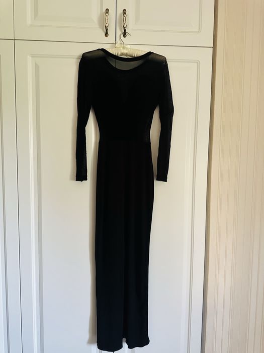 Rochie , neagra lunga , cu maneca lunga  , masura S , crapatura fina pe picior , eleganta