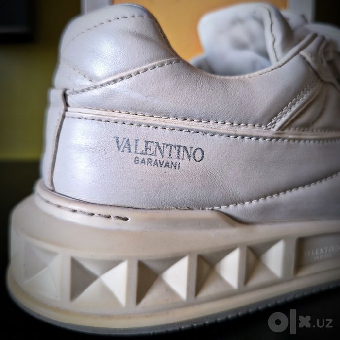 Фирменные и оригинальные кроссовки от бренда VALENTINO