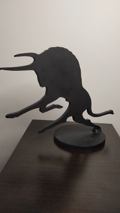Много тежка, модернистична статуетка на бик. Метал.